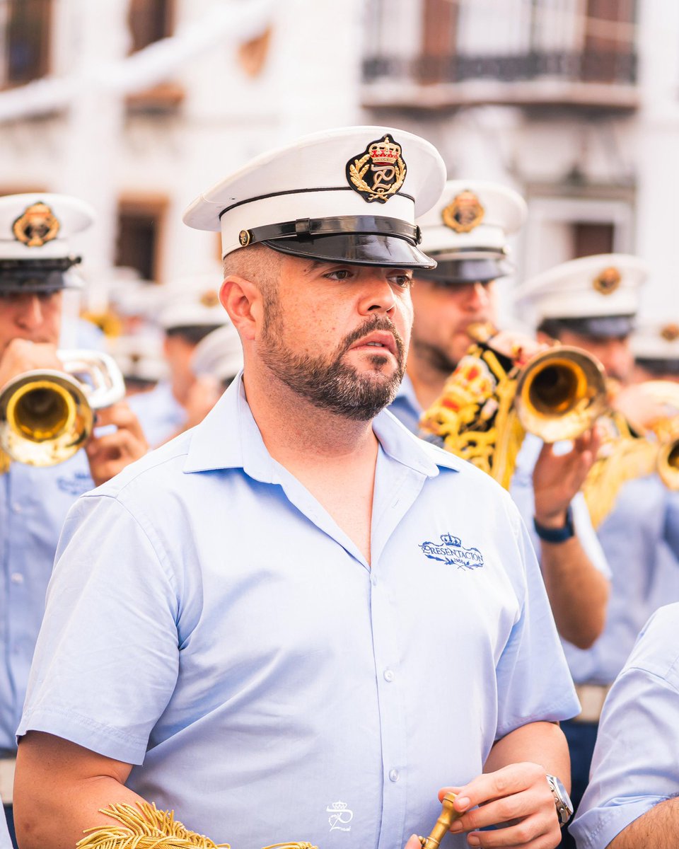 20:32h | Y para Ella, 𝐌𝐚𝐝𝐫𝐞, marcha con la que llega a las puertas de la Casa Hermandad de <a href="/SangreHuevar/">Hdad Sangre Huévar</a> donde repican las campanas. 

✍️ Raúl Rodríguez Domínguez

📸 @markitos84villa
#PorSiemprePresentación