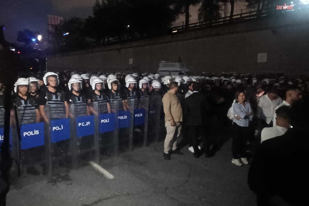 POLİS ABLUKASI DERHAL KALDIRILSIN

İstanbul İl Başkanlığımızın çevik kuvvetle çevrilmesi, yalnızca Cumhuriyet Halk Partisi’ne değil; Türkiye’de çok partili hayata, demokratik siyasete ve halkın seçme-seçilme hakkına yönelik açık bir tehdittir.

Hiçbir suç işlememiş, yalnızca