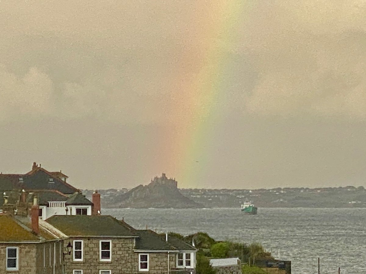 a rainbow🌈 over St Michael's Mount
#Cornwall