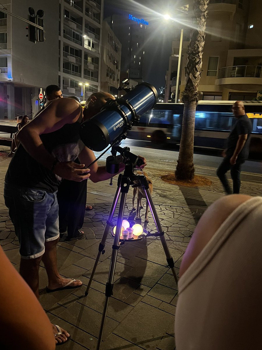 Hoy tuvimos un eclipse lunar total.  Lamentablemente, hay mucha luz en la ciudad así que los fotos no son los mejores