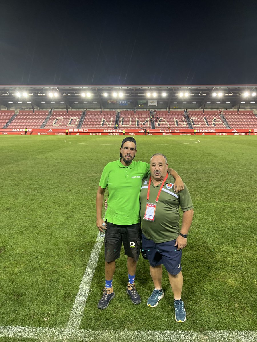 Duro trabajo el de estos 15 días,preparando campos propios y ajenos.Campo mítico el de Los Pajaritos,ahora en segunda Ref,con recursos limitados,pero que le toca recibir partido de elite.Gran esfuerzo para que luzca así para la selección sub 21.Un placer comparatirlo con Alfredo