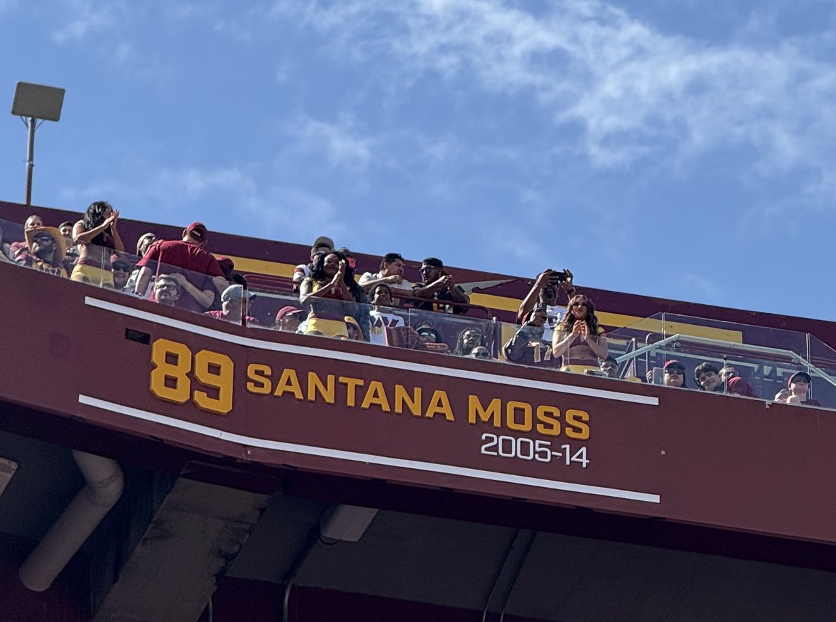MadHatter_LJ's tweet image. Santana Moss forever a Washington Legend