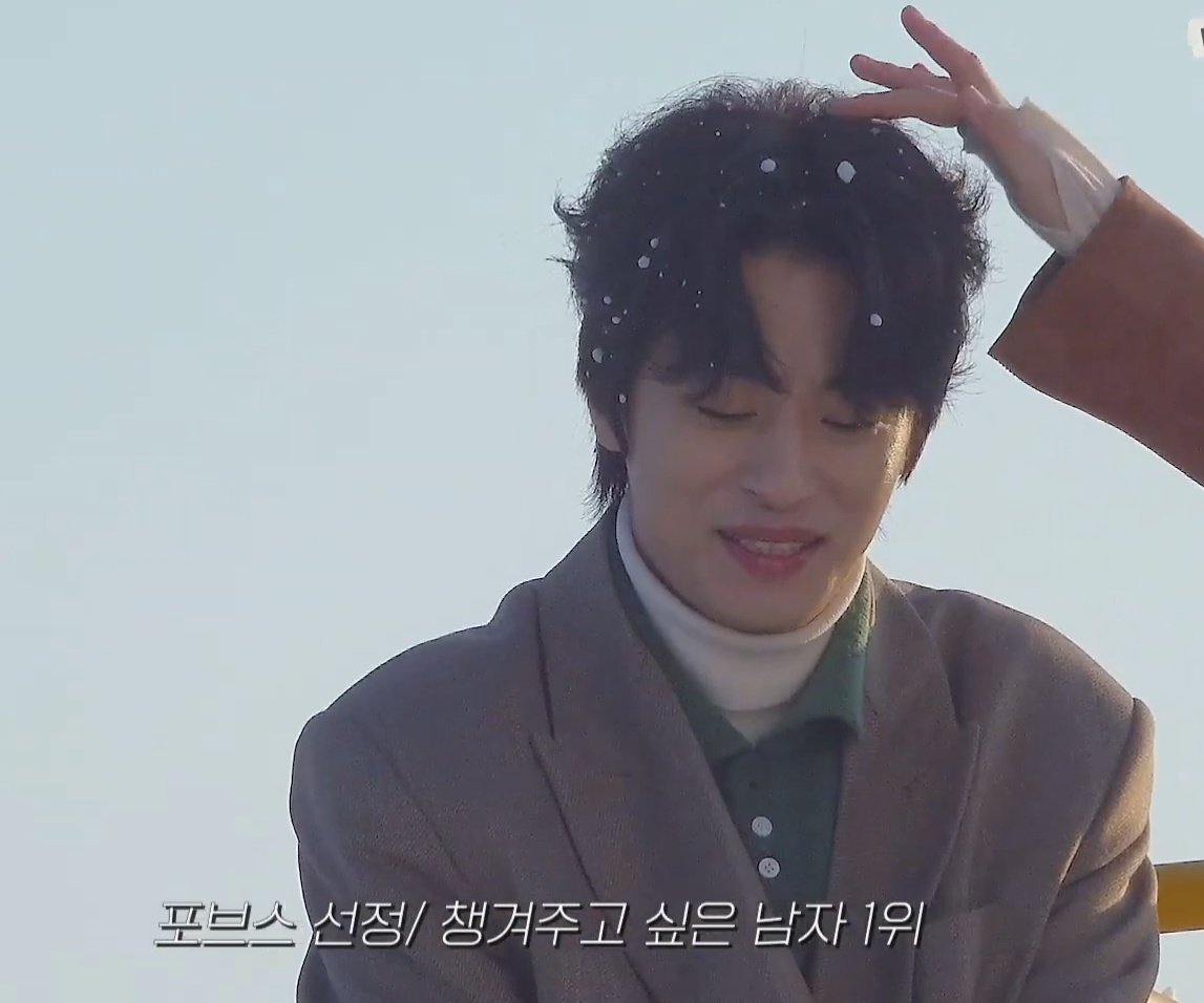 아... 일년 중간 넘어가니까 겨울... 겨울이 벌써 확 가까워진 기분이야... 아... 겨울교환 섭웨교환...ㅠㅠ 하 눈 내리는 거 하나만 더 찍어주세요 꽁꽁얼어붙은거 말고 포근한 함박눈내리는거...