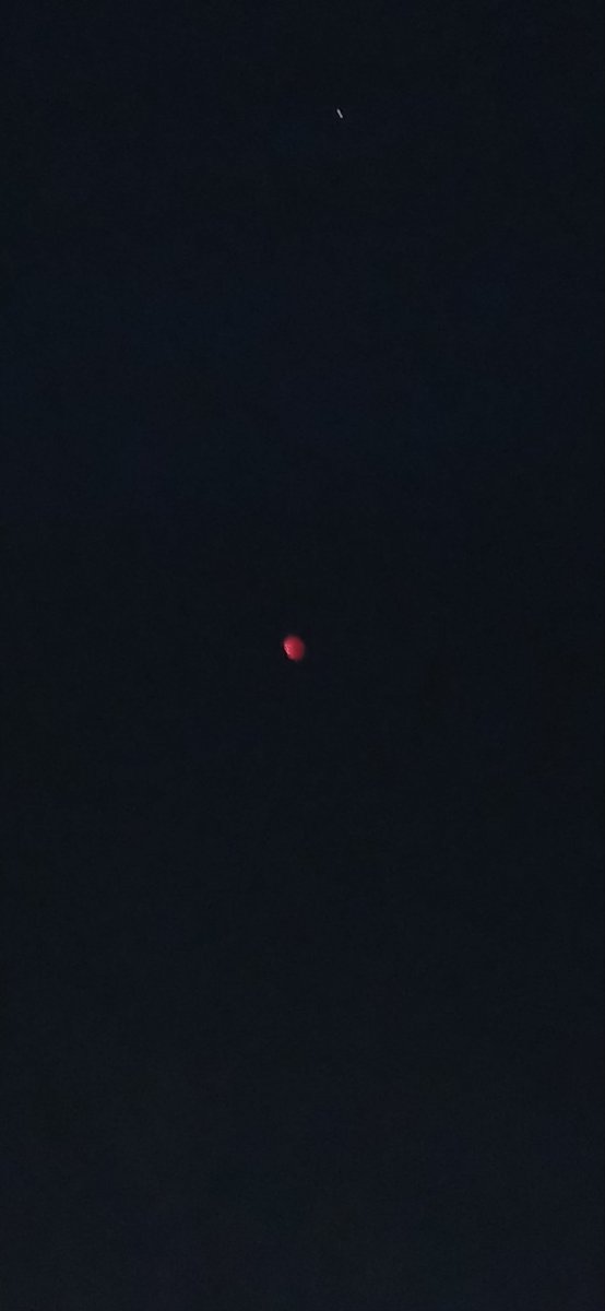 Nanunana_'s tweet photo. Kira kira pas gerhana begini kalo nyebur ke kolam bakal pindah ke zaman dahulu dan bertemu 12 pangerang di pemandiam air panas ga ya...

Alumni moon lovers gagal move on banget ini tolong😭 https://t.co/cyHEJuxsQx