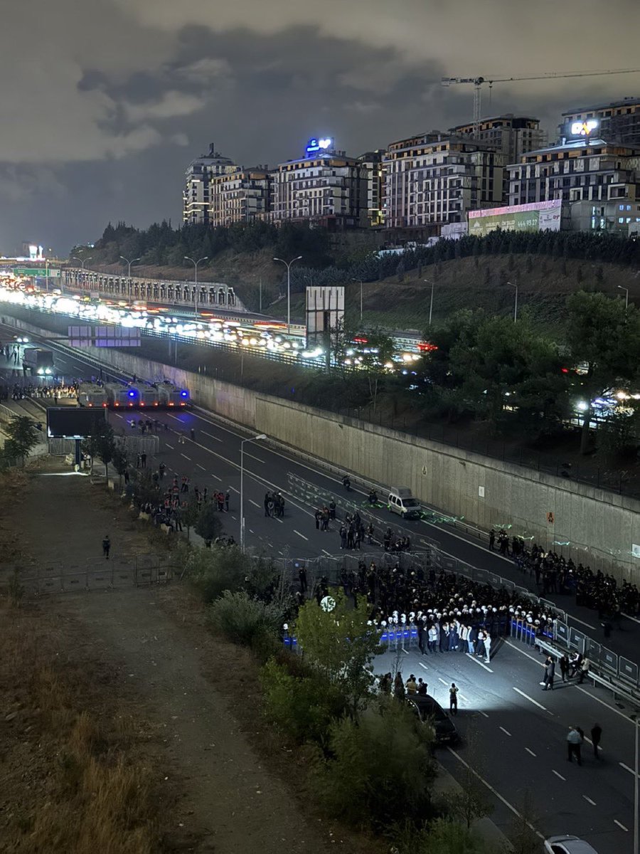 bu görüntüde polis yerine asker, toma yerine tank olduğunu düşünün.