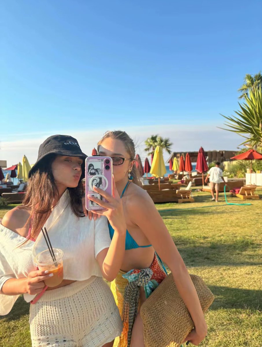 ipekxnaz's tweet photo. my favorite girlies🩷
#MirayDaner #yarenyapıcı #mervehonca https://t.co/pDfbMArT76
