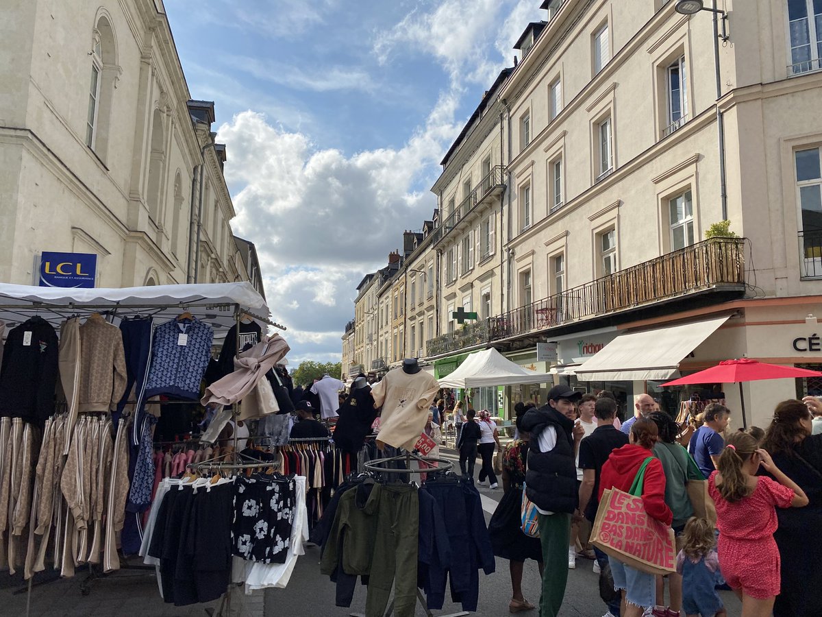 FlorianBercault's tweet photo. Laval a vibré ce dimanche avec #LavalDéballe : braderie, vide-grenier, créateurs… une journée festive et pleine de bonnes affaires ! 🛍️

Merci aux commerçants et bénévoles pour leur énergie qui fait rayonner Laval🌟🙏 https://t.co/y3iQmvANmD