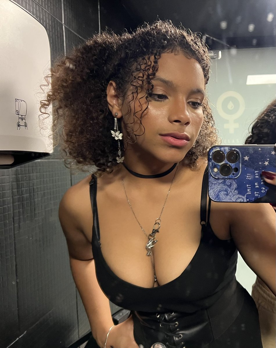 Deb_20006's tweet image. Venho, por meio do Twitter, mostrar a vocês o quanto a Rhayssa é linda 👇🏻👇🏻👇🏻