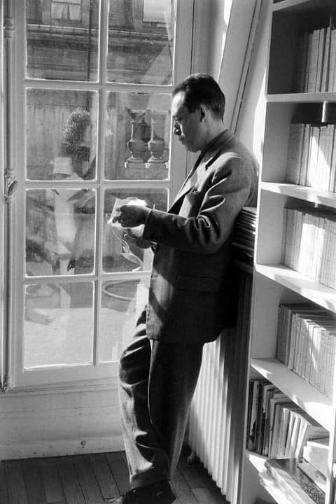 "Sí, estoy cansado, lo reconozco, pero no lo bastante para dejar de querer a quienes quiero incondicionalmente".
Albert Camus en una carta a René Char
📷Loomis Dean