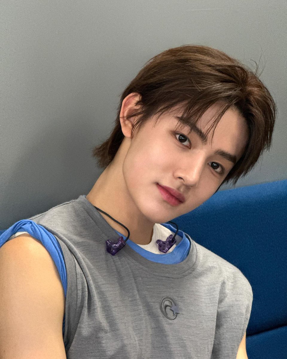 playthePTT's tweet photo. 아 안돼 어떻게 이 2컷을 같이 줄 생각을 했어 내가 ㄴㅁ좋아하는 느낌이야 이건 두 사진 각각 시선 처리 다른 게 개좋은 부분이고 약간 측면인 것도 너무 좋은 부분이고 헤어 질감도 좋은 부분이고 모든 부분이 너무 좋은 부분이라 그냥 엄성현을 리스펙 하는 부분이고 https://t.co/qhVZaW3UrG