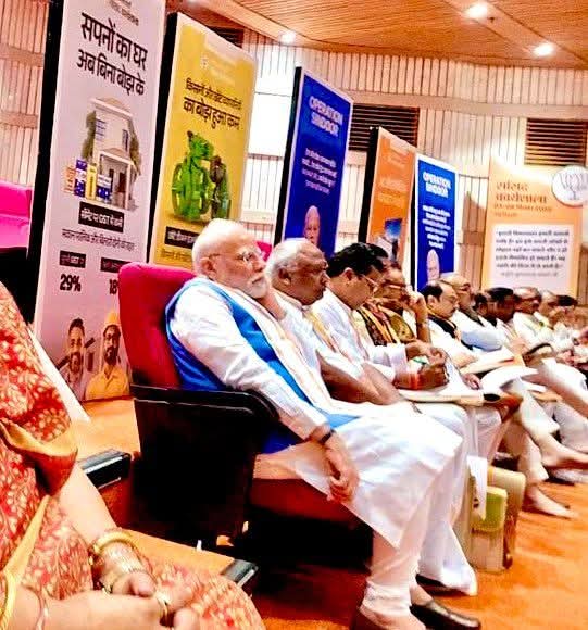KailashOnline's tweet image. प्रधान सेवक का कार्यकर्ता भाव !!!

नेतृत्व की असली पहचान पद और प्रतिष्ठा से नहीं...सेवा, सादगी और समर्पण से होती है। आज आदरणीय प्रधानमंत्री श्री @narendramodi जी ने दिल्ली में आयोजित सांसद कार्यशाला में अंतिम पंक्ति में स्थान ग्रहण कर यह बात सिद्ध कर दी। वे एक सामान्य कार्यकर्ता…