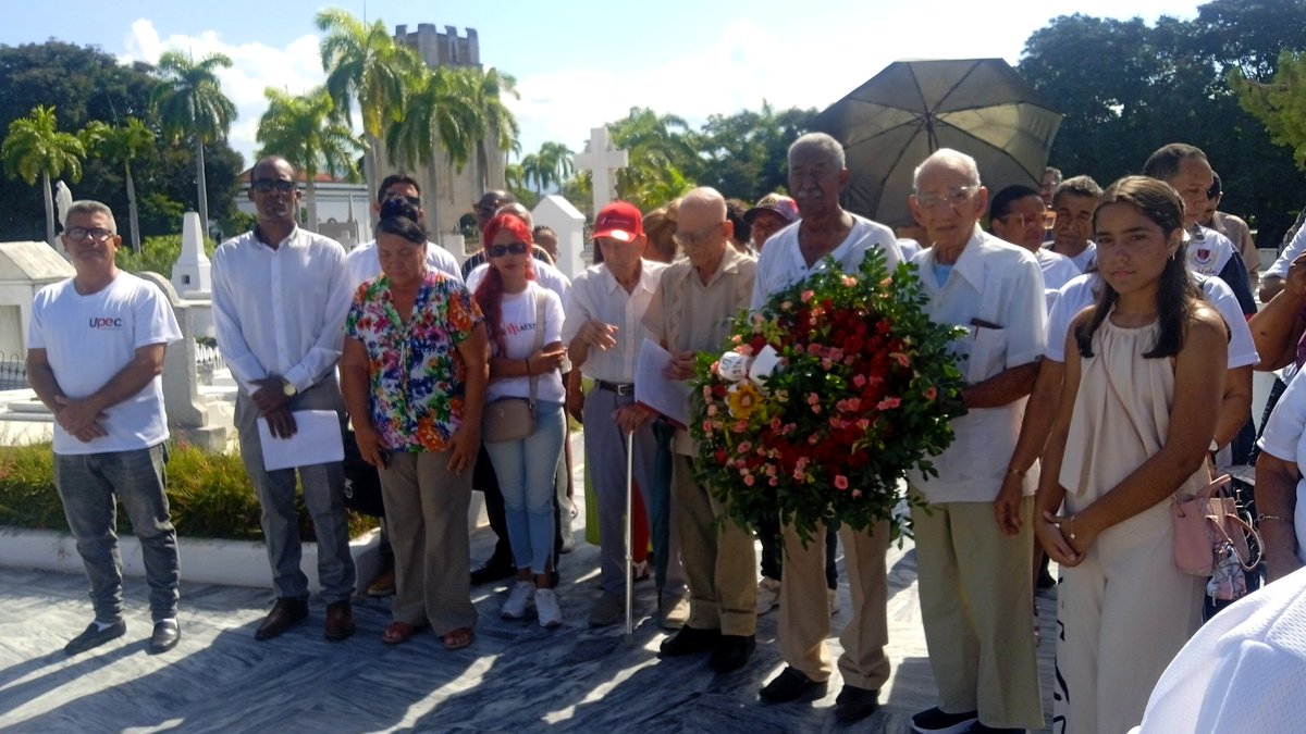 PSierraMaestra's tweet photo. Los trabajadores, fundadores y jubilados del periódico Sierra Maestra junto a colegas de otros medios, el Partido y el Instituto de Comunicación colocaron una ofrenda floral ante la tumba de Frank País García, fundador y artífice del medio.

#SantiagoDeCuba https://t.co/DciK7bI2nP