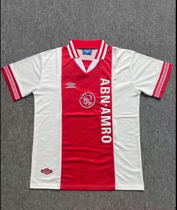 ReplicasN's tweet photo. 3️⃣ Ajax de Ámsterdam (1994–96) – ABN AMRO en vertical 🔴⚪️
Un diseño único que quedó para la historia.
#Ajax #Umbro #RetroKits https://t.co/eyRHFXs8u1