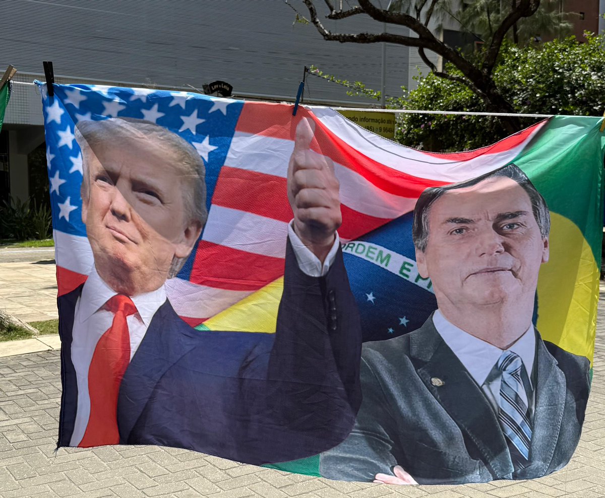 BIZARRICE!! 7 de Setembro é dia de exaltar o Brasil, não de submeter nossa bandeira a bizarrices como essa vista em Fortaleza. Independência significa soberania e respeito à pátria! 🇧🇷