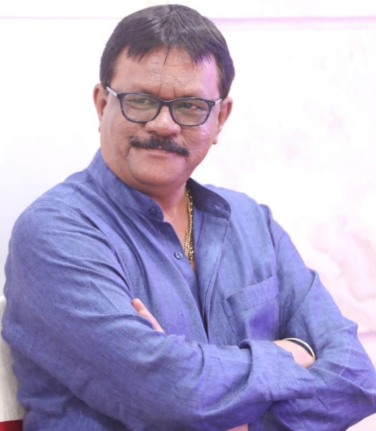 mukesht37's tweet photo. वसई,मुंबई:वसई पश्चिम के कृष्णा टाउनशिप में नाले पर बना स्लैब अचानक गिर गया। इसी जगह बच्चों के झूले लगे हैं। घटना के बाद बहुजन विकास आघाड़ी के पूर्व सभापति वृंदेश (उमा) पाटिल ने महापालिका से संपर्क कर ऑडिट की मांग की। महापालिका ने स्थल निरीक्षण कर जल्द स्ट्रक्चरल ऑडिट कराने का निर्णय लिया है। इस त्वरित कार्रवाई से नागरिकों ने संतोष जताया है।