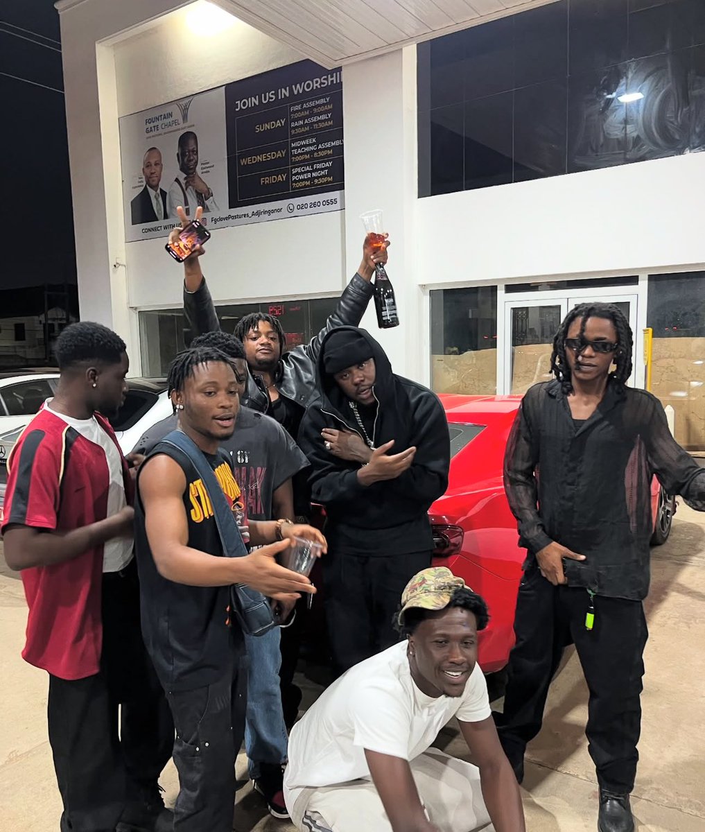Medikalbyk's tweet photo. Most of yall might get this wrong Buh how many niggas do you see in this picture ? https://t.co/fuO7ZdpRQF