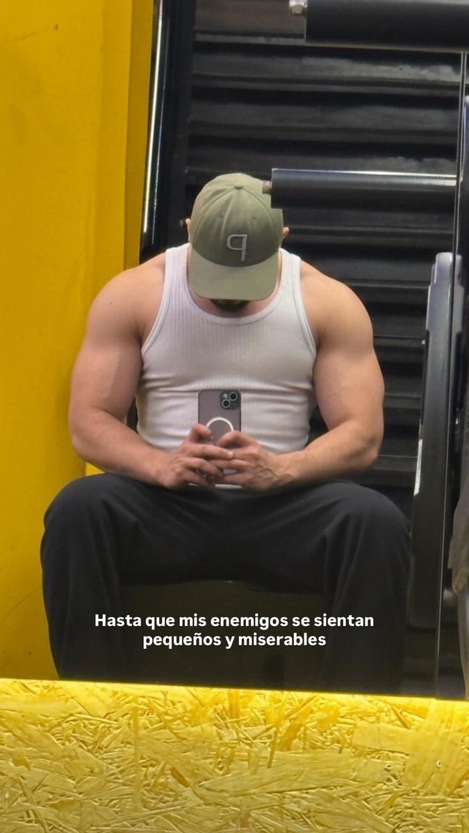 Davidzabalaa's tweet photo. El gym lo empecé porque mi ex me fue infiel con un man de gym. Yo era tan flaco que casi podía rodearme el brazo con la mano. Me sentía mal, me sentía pequeño. Había muchas cosas que no entendía. Me inscribí en el gimnasio para demostrarle... https://t.co/CnrZhnad5G