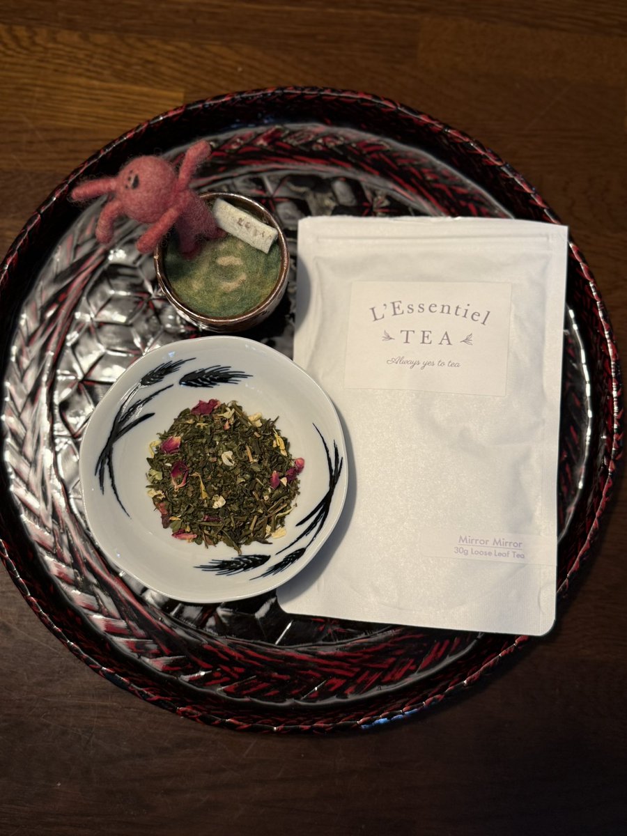 駄農園お茶製造販売 (@danouengreentea) on Twitter photo レソンシエルティーさん<a href="/lessentieltea/">L'Essentiel Tea レソンシエル・ティー</a>
にいただいた、今年のMirror Mirror のサンプルです
釜炒り番茶藤かおりの細かい茶葉に、特別な配合でブレンドしたゆずピール・ペパーミント色鮮やか・香り華やかな花びらのブレンドティーです
もうすぐレソンシエルティーさんの通販で販売開始!楽しみ〜♡ レソンシエルティーさん<a href="/lessentieltea/">L'Essentiel Tea レソンシエル・ティー</a>
にいただいた、今年のMirror Mirror のサンプルです
釜炒り番茶藤かおりの細かい茶葉に、特別な配合でブレンドしたゆずピール・ペパーミント色鮮やか・香り華やかな花びらのブレンドティーです
もうすぐレソンシエルティーさんの通販で販売開始!楽しみ〜♡