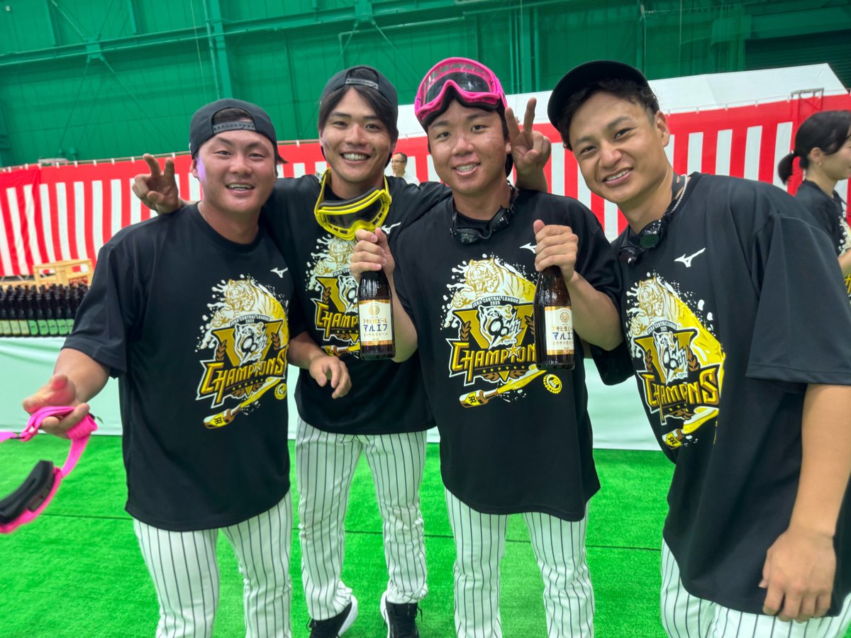 TigersDreamlink's tweet photo. お待たせしました！
ここからはビールかけの様子をお届けします～
お待ちかねのビールかけ！①

#虎V2025
#90th
#阪神タイガース 
#鼓動を鳴らせ_虎道を進め https://t.co/KljQy7IkJj
