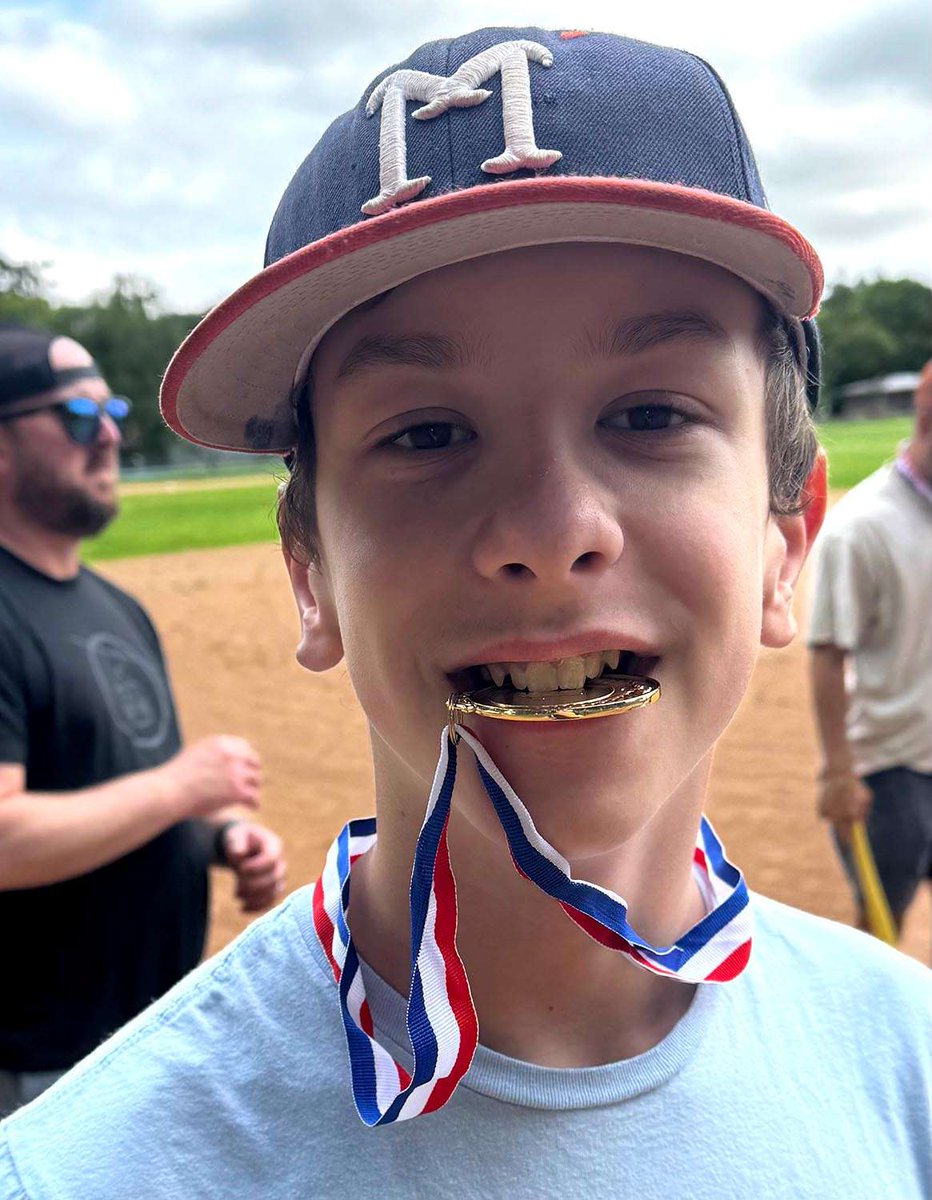 CerfiaFR's tweet image. 🇺🇸🔫 FLASH | Victor, 10 ans, qui avait sauvé son ami en se couchant sur lui lors de la fusillade de Minneapolis, est sorti de l’hôpital. Sa survie était un &quot;miracle&quot; selon les médecins alors qu’il avait été touché par balles.