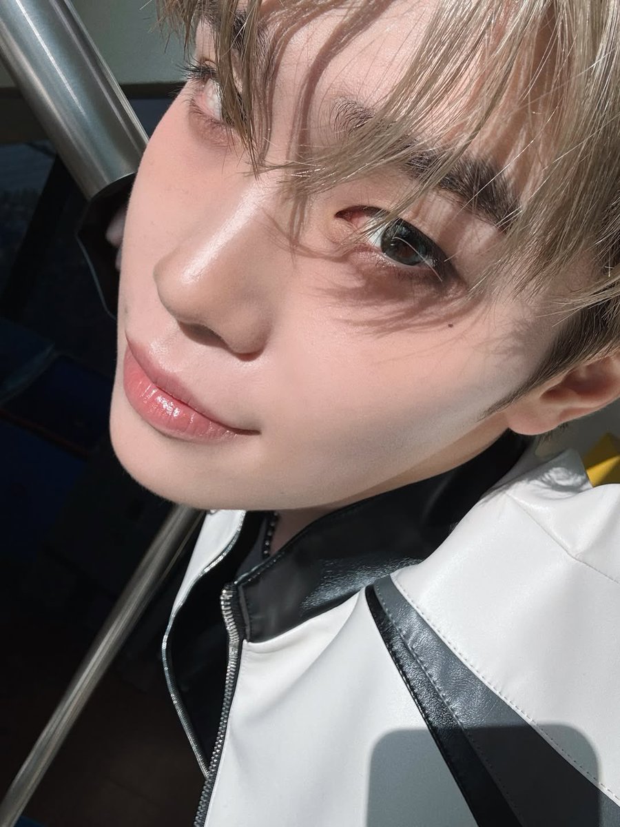 너뮤잘생겻다 . . ♡