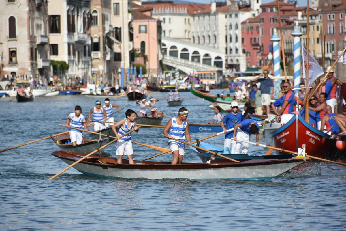 #RegataStorica2025
Regata delle Schie su Mascarete a due remi

Le più giovani promesse della voga alla veneta in gara in un percorso da Rialto a Ca’ Foscari. Ecco l’ordine di arrivo!

REALE CANOTTIERI QUERINI | Spinazzi Noah – Vadalà Sebastiano
GRUPPO REMIERO MURANO | Boux