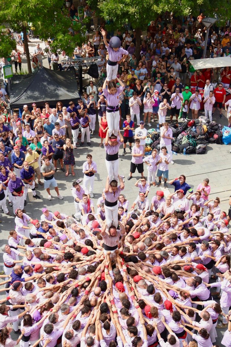 Aquest diumenge hem actuat a la Festa Major de Sabadell!

Hi hem descarregat un pilar de 4 caminat, el 3 de 9 amb folre, el 2 de 9 amb folre i manilles, el 4 de 9 amb folre, el pilar de 6 i 1 pilar de 5 i 4 pilars de 4 simultanis.💪🏻

#castells #ForçaMalva