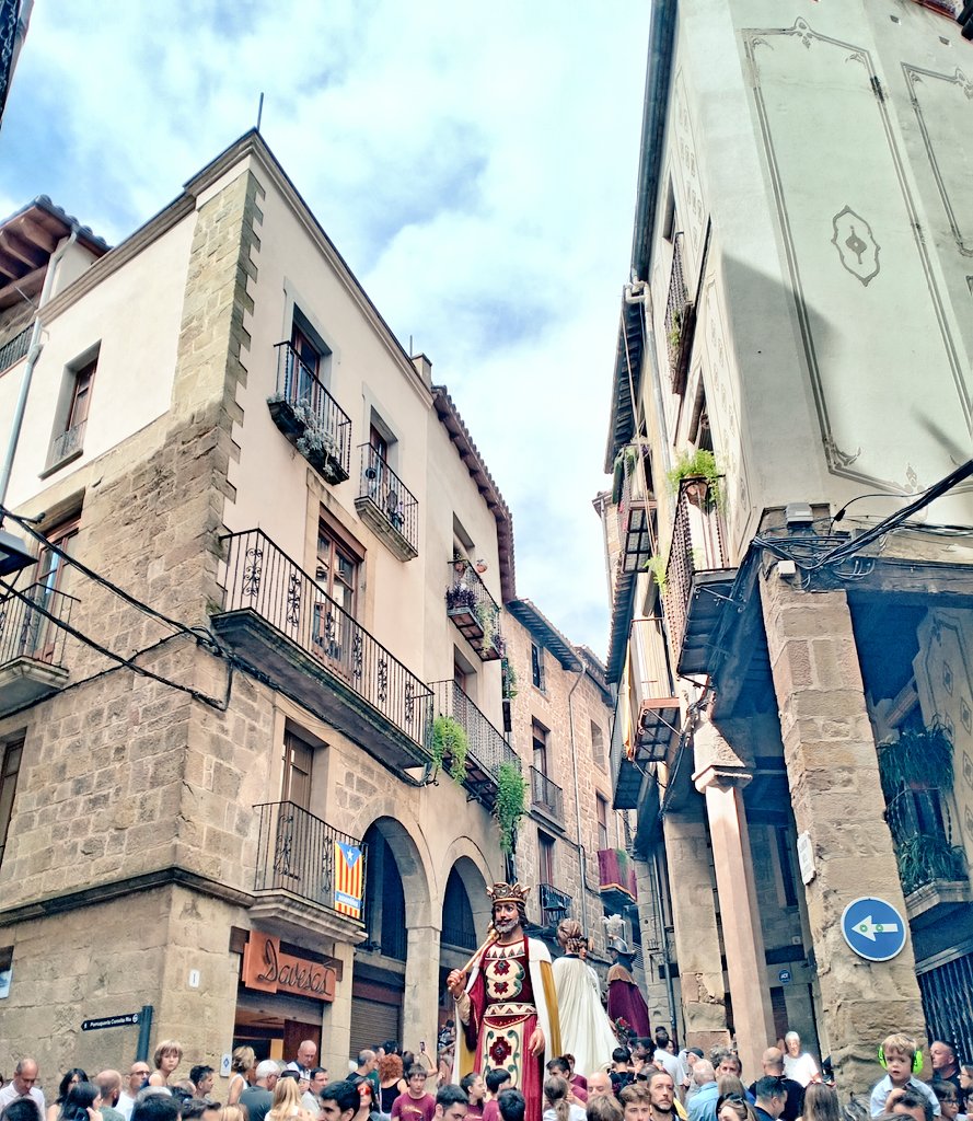 Bona Festa Major i que visqui la cultura popular!
La Fura estarà oberta demà a la tarda, amb un acte organitzat per @arransolsones, i al vespre, pel Barramiau!
I el dia 10, tothom a l'Aplec!