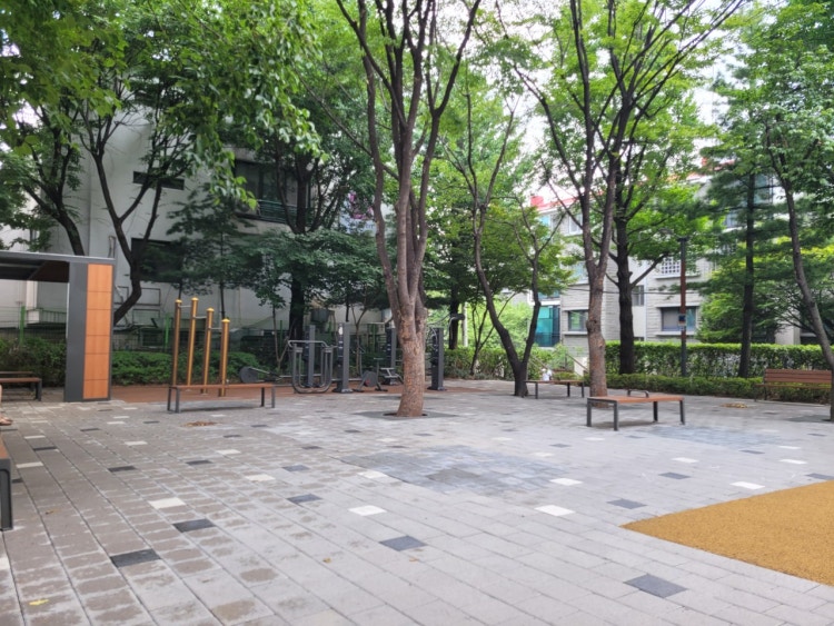 ramusno's tweet photo. メメラウナベ3人で踊ってた公園신사개나리공원っぽい🤭✨朝ごはん食べてたとこからも近いし⛄♡
#SnowMan https://t.co/2wGUU44iK9