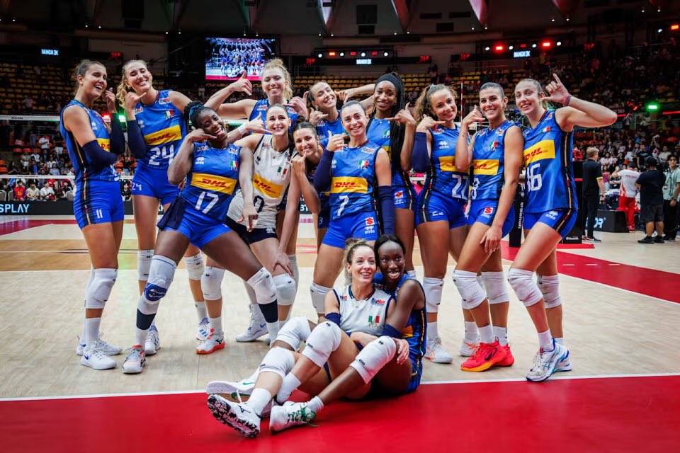 TeoVisma's tweet image. Europeo, Olimpiade, VNL, Mondiale!

Il capolavoro di Julio Velasco, il capolavoro di un gruppo straordinario, di un gruppo fantastico.

Tutto senza perdere mai una partita. Siete splendidamente e straordinariamente Campionesse di tutto.

Semplicemente una generazione di fenomene
