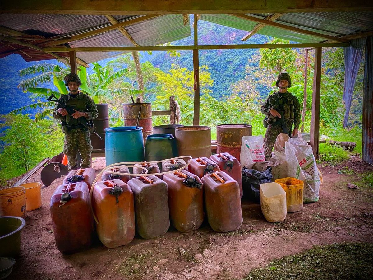 RafaelaCortesZ's tweet photo. Desmantelamos cuatro semilleros y seis laboratorios para el procesamiento de pasta base de coca. Nuevamente y gracias al apoyo de la @ftc_omega, el @COL_EJERCITO y el @Ejercito_Div4, nuestro departamento alza la voz fuerte y claro para decirles a los grupos armados ilegales, a las disidencias y a otras estructuras criminales que el Meta no es ni será tierra de cultivos ilícitos, de procesamiento de drogas ilegales y mucho menos guarida de delincuentes.