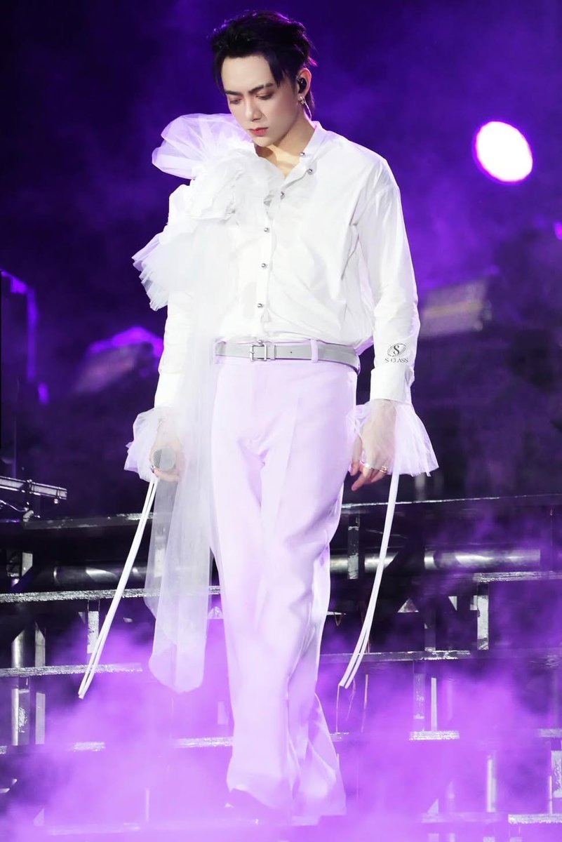 pthutrang084's tweet photo. Đẹp rung động

CallMeByFireVN Concert Day8

#SOOBINxATVNCGConcertDay8
#SOOBIN
#SoobinHoangSon https://t.co/ivpPkL1AzD