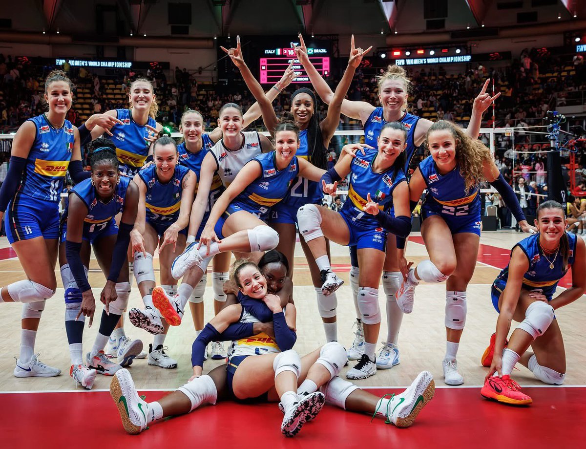 🔵 𝐈𝐋 𝐂𝐈𝐄𝐋𝐎 𝐄’ 𝐀𝐙𝐙𝐔𝐑𝐑𝐎 𝐒𝐎𝐏𝐑𝐀 𝐁𝐀𝐍𝐆𝐊𝐎𝐊! 🥇

🇮🇹 L’#Italvolley è CAMPIONE DEL MONDO. Le azzurre di Velasco hanno vinto contro la Turchia, nella Finale dei Mondiali di Pallavolo Femminile!

#ItaliaTurchia #Pallavolo #Volley #Thailand2025 #Thailandia2025
