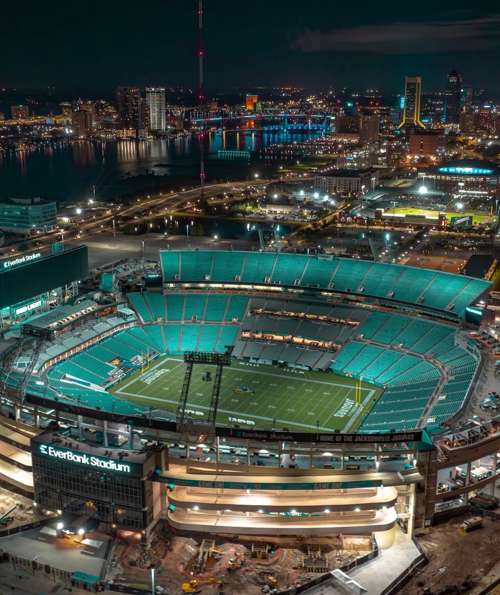 BoldCityBeat's tweet photo. Happy game day, Jacksonville! 🏈🐆

The road to Super Bowl LX kicks off this afternoon as the Jaguars open their 2025 regular season at 1 p.m. against the Panthers.

Last night, the @adidas and @Jaguars commercial lit up the side of Downtown’s @HyattJax.

📸: IG shaneroheu https://t.co/NX3Pr0RfSN