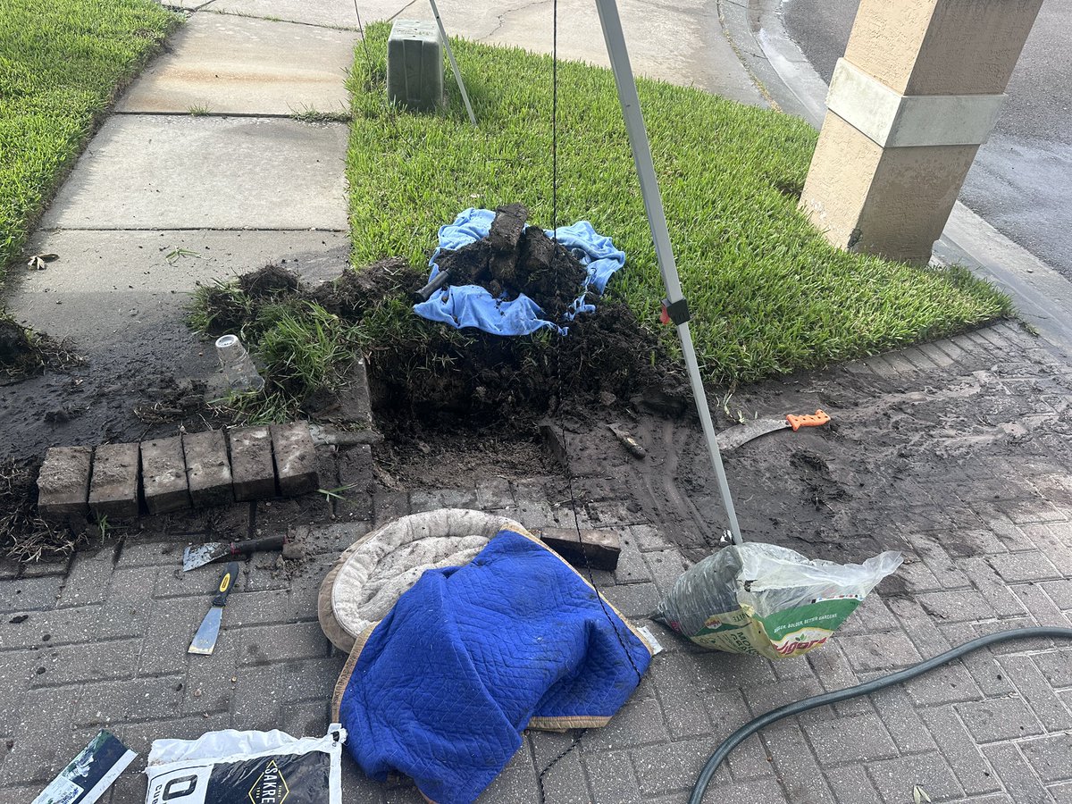 CCInsuranceSolu's tweet photo. @FrontierCorp public service announcement not to let frontiers third-party contractors run lines under your driveway. Multiple calls for Service claims have been ignored. https://t.co/KmYsmetFfm