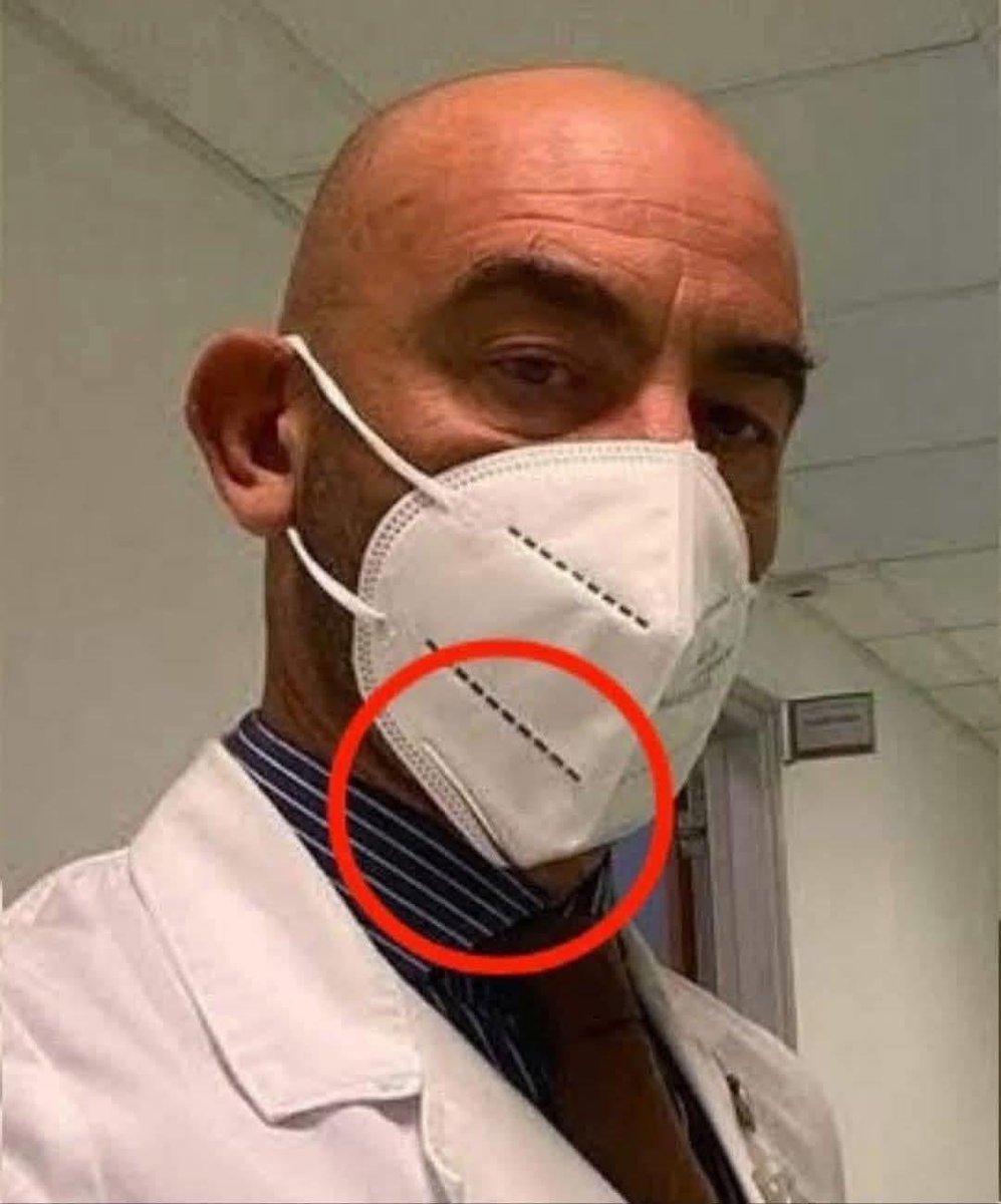 CONTINUIAMO A FAR MATURARE LE COSCIENZE. 
 A questa VIROSTAR bisogna che qualcuno gli spieghi a cosa serve la mascherina, come si indossa e come si rimuove altrimenti rischia di diffondere, come spesso accaduto, messaggi controproducenti per la salute!
 Leggete e condividete.🙏