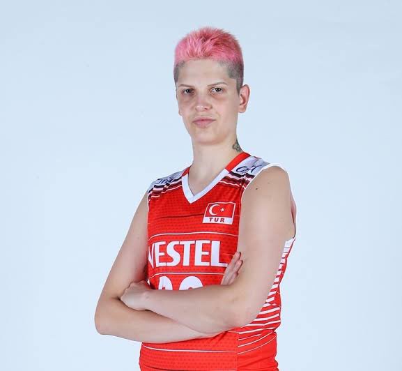 Adım ebrar
Hücumları bitiremem
block yapamam
manşet alamam
paslarım rakip sahaya düşer
ama çok iyi tweet atarım.