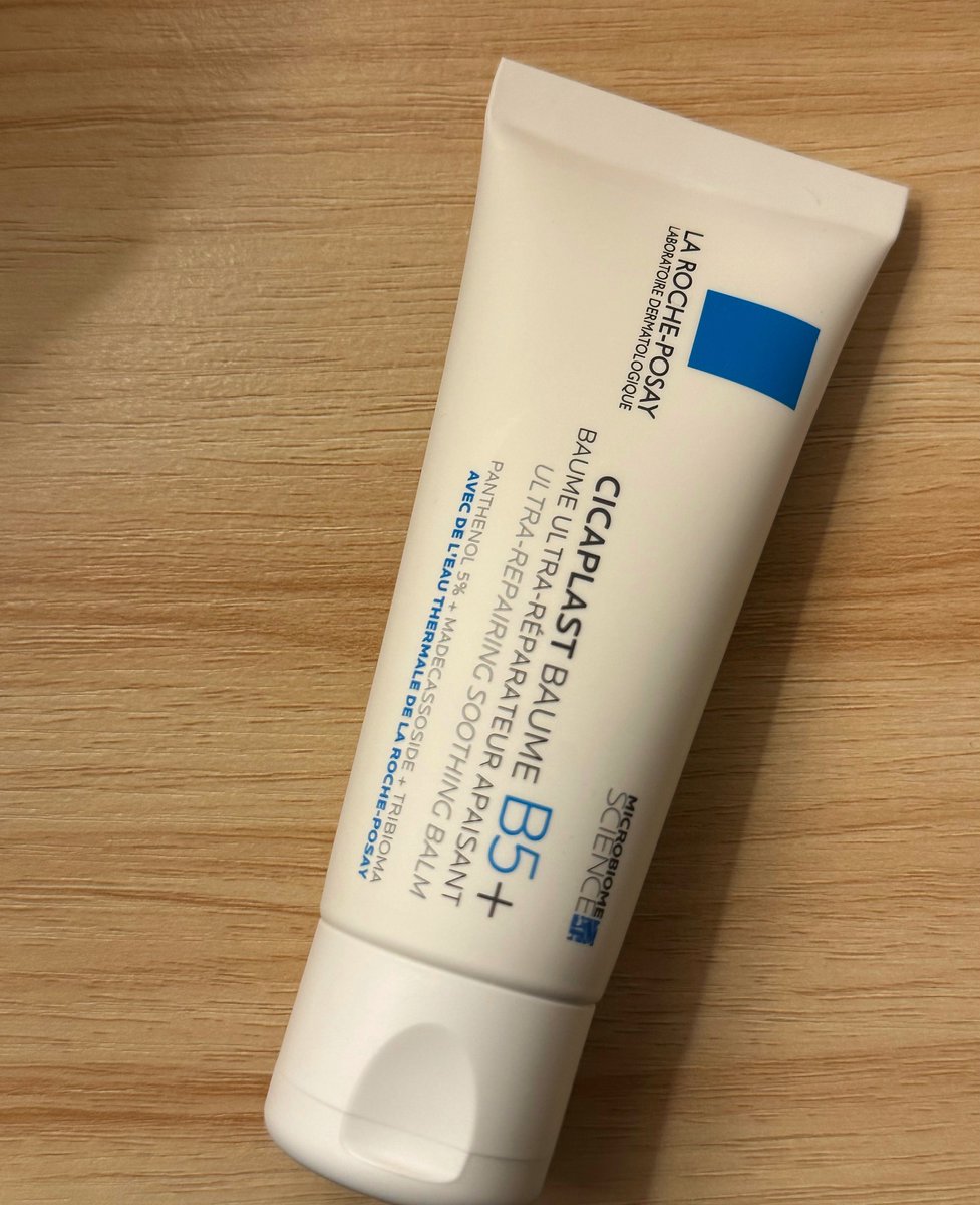 كشخص يعشق يجرب منتجات سكن كير جديدة ومو دائمًا تضبط معي مرات تحسس لي بشرتي أو تطلع لي حبوب هذا المرمم حبيبي ومنقذي في كل مرة بشرتي تصير فيها مشكلة