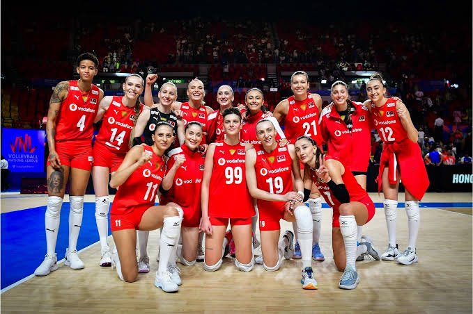 Hiç üzülmeyin…
Siz gönlümüzde yüzlerce kez ŞAMPİYON oldunuz.
Dünyanın en iyi voleybol takımları arasında Dünya ikincisi olmanız bizi çok gururlandırdı.
Teşekkürler kızlar…