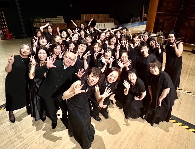 東京都合唱コンクール🎶
出番直前のラ・フォリア(CA女声チーム)のみなさんと📸
三善晃さんの名曲《ラ・メール》《三つの夜想より 或る死に》を演奏しました。
文京シビックの響きに包まれ、特別な思い出の曲を奏でられて感無量。
しかも金賞受賞🥇最高の仲間と共に✨