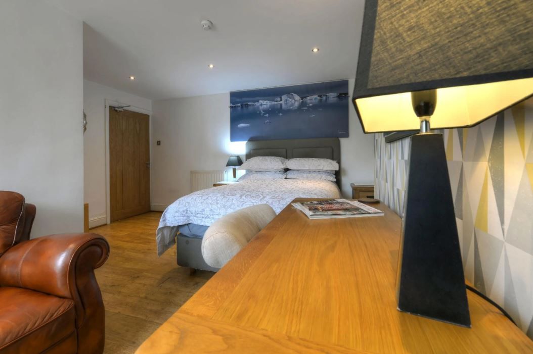 WeAcceptPets's tweet image. The Little John Hotel offers 6 fully en suite rooms and 3 self-contained holiday cottages, making it an ideal choice for a one-night stopover, a weekend getaway, or a longer stay. 🏡

Accepts 🐶 🐈 
weacceptpets.co.uk/Derbyshire/2365

#TheLittleJohnHotel #HopeValley #PeakDistrict #PubStay