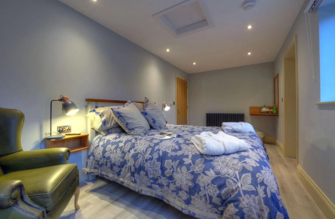 WeAcceptPets's tweet image. The Little John Hotel offers 6 fully en suite rooms and 3 self-contained holiday cottages, making it an ideal choice for a one-night stopover, a weekend getaway, or a longer stay. 🏡

Accepts 🐶 🐈 
weacceptpets.co.uk/Derbyshire/2365

#TheLittleJohnHotel #HopeValley #PeakDistrict #PubStay