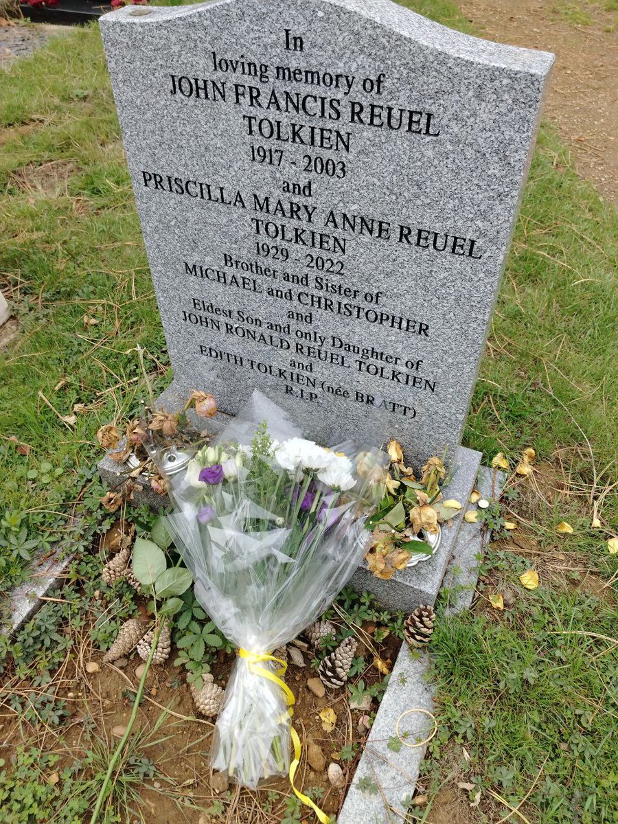 📸 También ha depositado otro ramo en la tumba de Priscilla y John, reconociendo su labor al facilitar a los aficionados y los académicos tanta información sobre la vida y obra de su padre, así como la edición de The Tolkien Family Album.