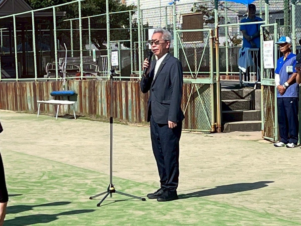 ShibaroS's tweet image. 第54回玉野市民ソフトテニス大会が開催され、中高生から社会人まで多くの選手が参加しました。加藤大会会長へトロフィー返還の後、熱戦が繰り広げられました。なお、今年度、玉原運動公園テニスコートはネーミングライツでローチェテニスパークとなってます。
#玉野市 #ソフトテニス  #roche #岡山県