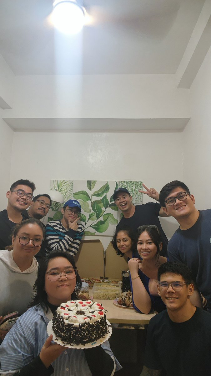 blue309_'s tweet photo. Thank you sa pa-handa guys! Love you all π₯° #Officemates #KpopFriends https://t.co/4XwFz4LHR1