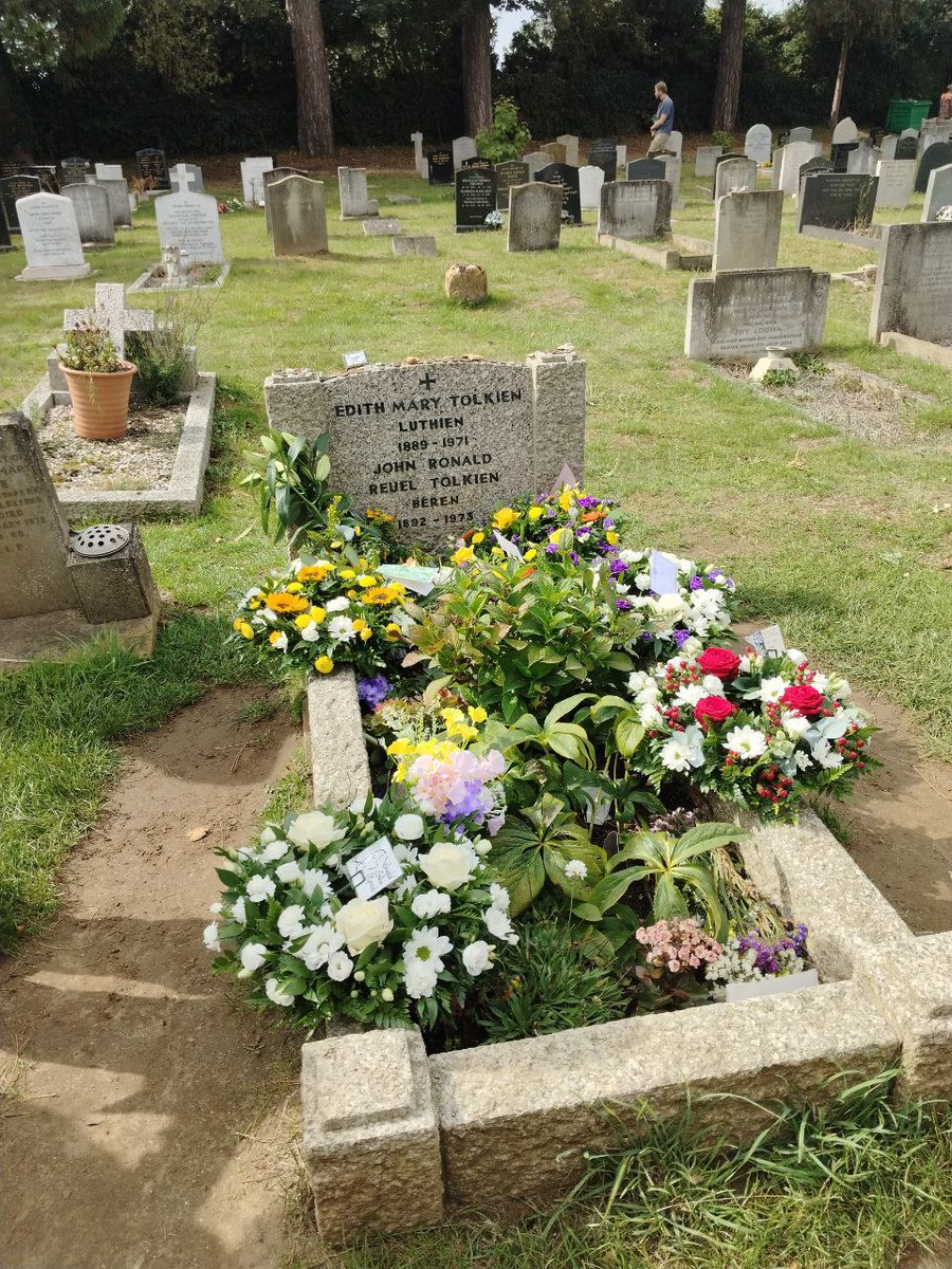 📸🌸 Nuestra querida <a href="/Monigliani/">Findûriel</a> ha colocado un ramo de flores en nombre de la STE en la tumba de JRR Tolkien y su esposa Edith en el marco de la celebración de la #Oxonmoot