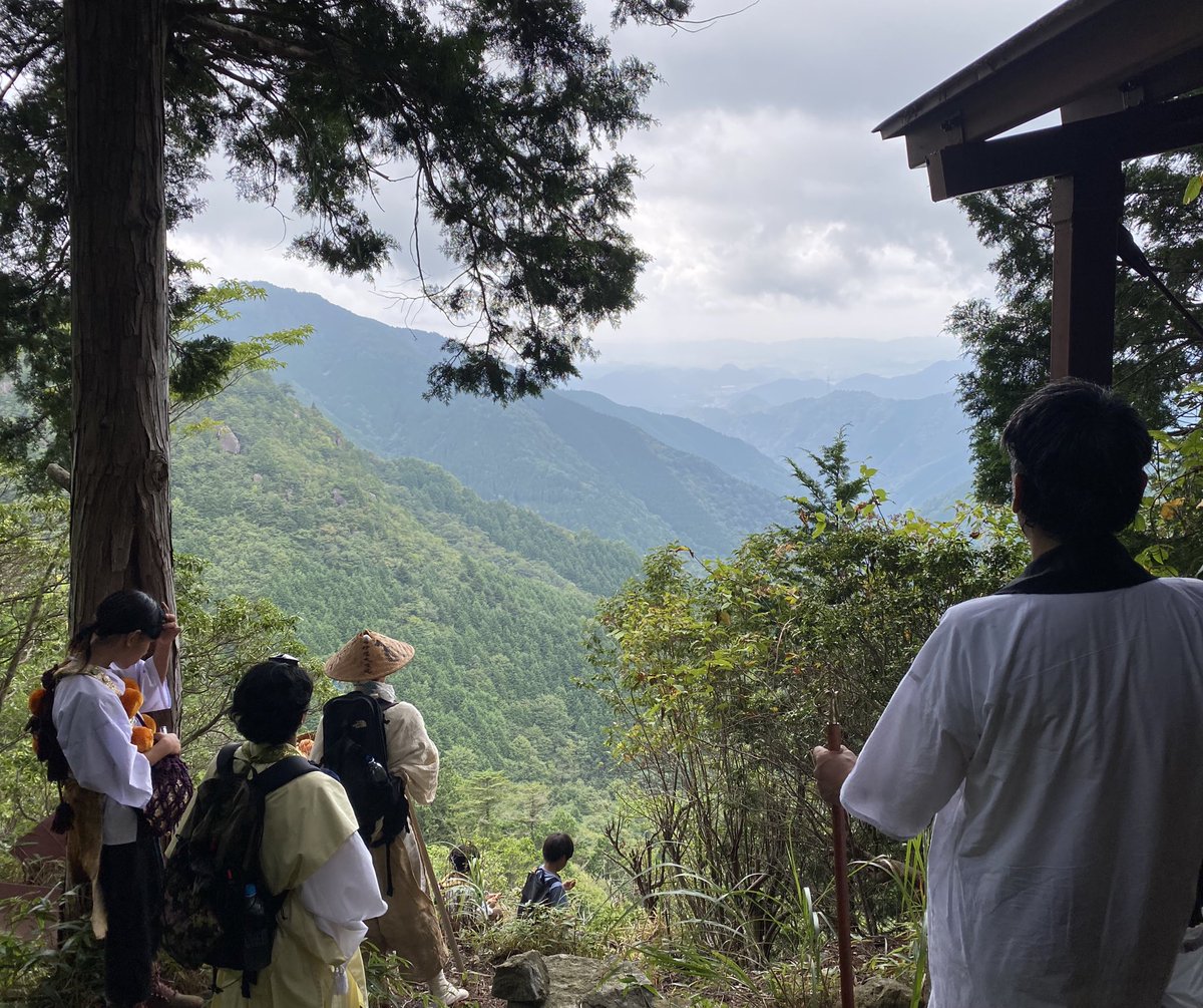 Okumino_Shugen's tweet image. 今日、以前にお参りした高賀山信仰ゆかりの瓢ヶ岳の岩屋不動明王様にて大祭があり、山伏をやられておられる方々にお誘い頂き参列させて頂いた

高賀山信仰の歴史を伝えて行きたいという同じ想いの方々にお会い出来た事に感謝とともに自分の不甲斐なさを痛感した日でした、日々勉強ですね

#高賀山信仰
