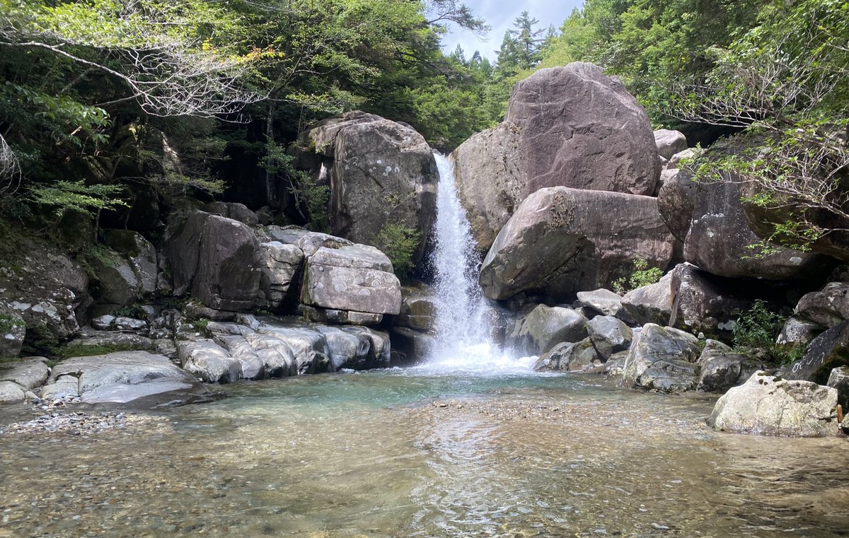 Okumino_Shugen's tweet image. 今日、以前にお参りした高賀山信仰ゆかりの瓢ヶ岳の岩屋不動明王様にて大祭があり、山伏をやられておられる方々にお誘い頂き参列させて頂いた

高賀山信仰の歴史を伝えて行きたいという同じ想いの方々にお会い出来た事に感謝とともに自分の不甲斐なさを痛感した日でした、日々勉強ですね

#高賀山信仰