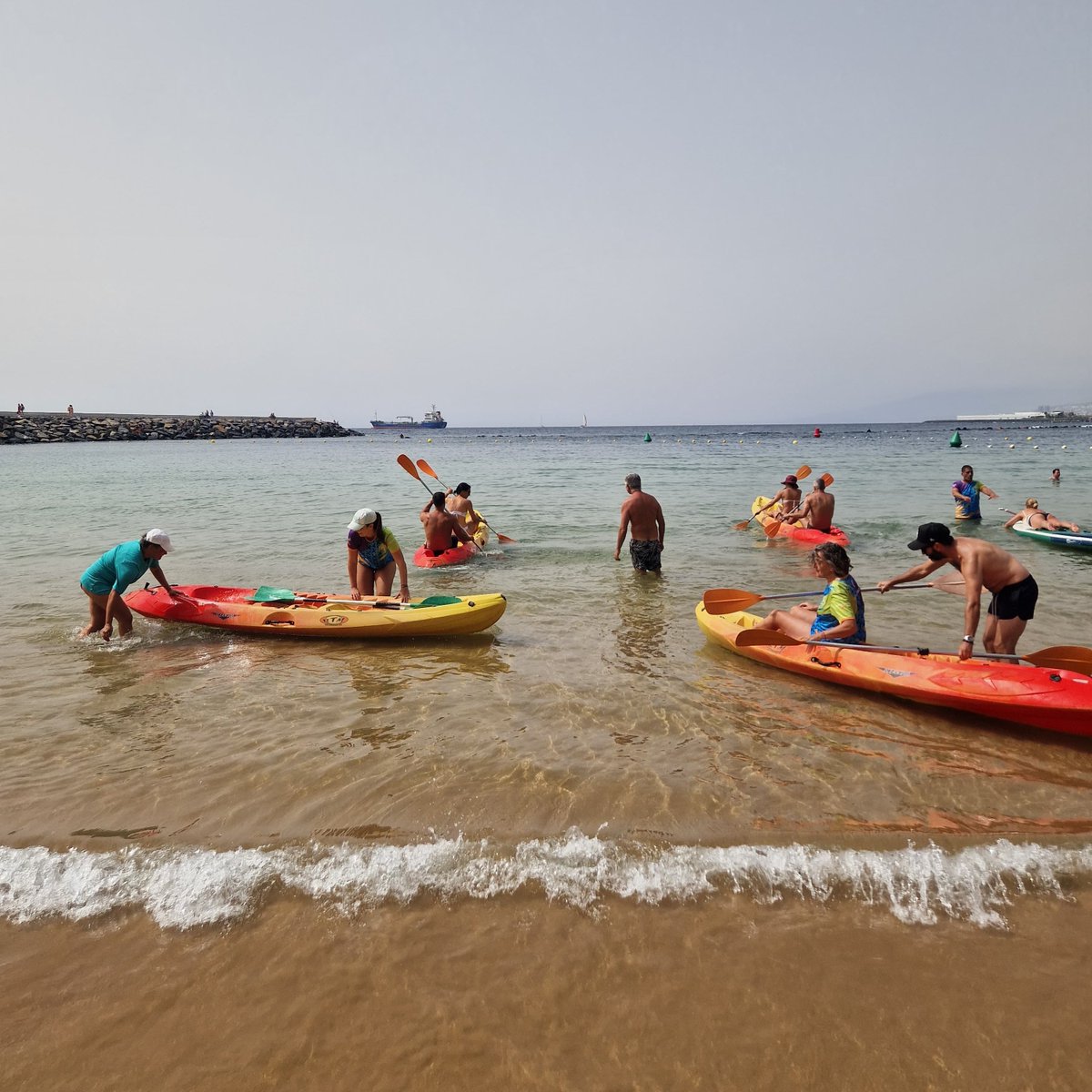 DXTenerife's tweet image. Fantástica jornada de #paddlesurf y #kayak en los VIII Juegos Máster esta mañana en la playa de Las Teresitas #SCTF
👏👏👏 Gracias por compartir esta jornada de iniciación a los deportes náuticos
📆 Próxima cita: 21 de septiembre
#JuegosMásterTF #ActivaTuVida