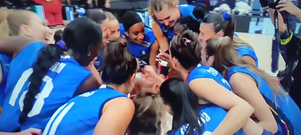 CAMPIONESSE DEL MONDO!
Una delle squadre più forti che abbia mai visto guidate da un vero e proprio mago.
Partita soffertissima ma nel quinto alzano il livello nell'ioerspazio.
Campionesse olimpiche, campionesse del mondo.
Imbattibili
#VolleyballWorldChampionship
